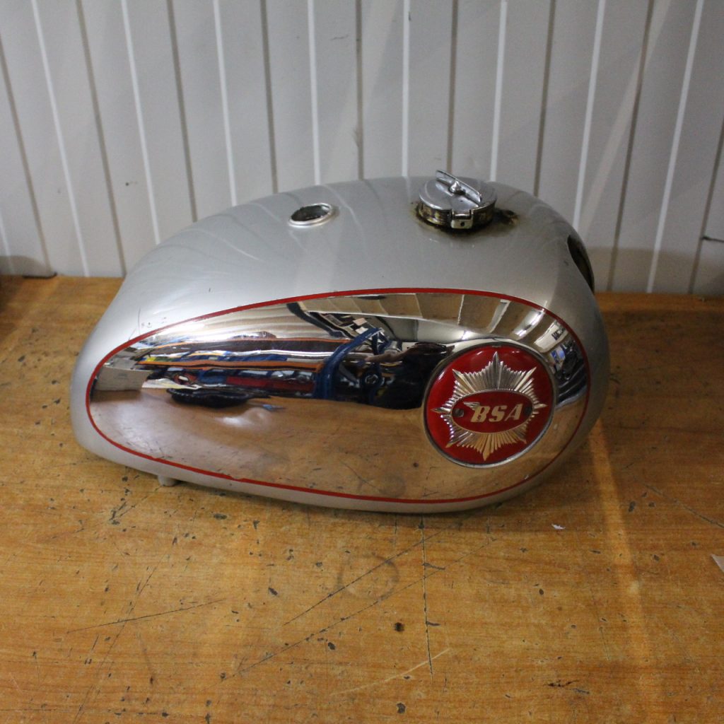 IMG_3375 BSA Goldstar benzine tank / BSA Goldstar fuel tank - Afbeelding 1