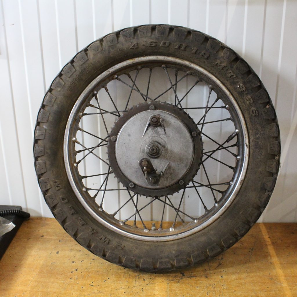 IMG_3256 Triumph BSA Achterwiel conisch / Triumph BSA rear wheel conical W3844 - Afbeelding 1