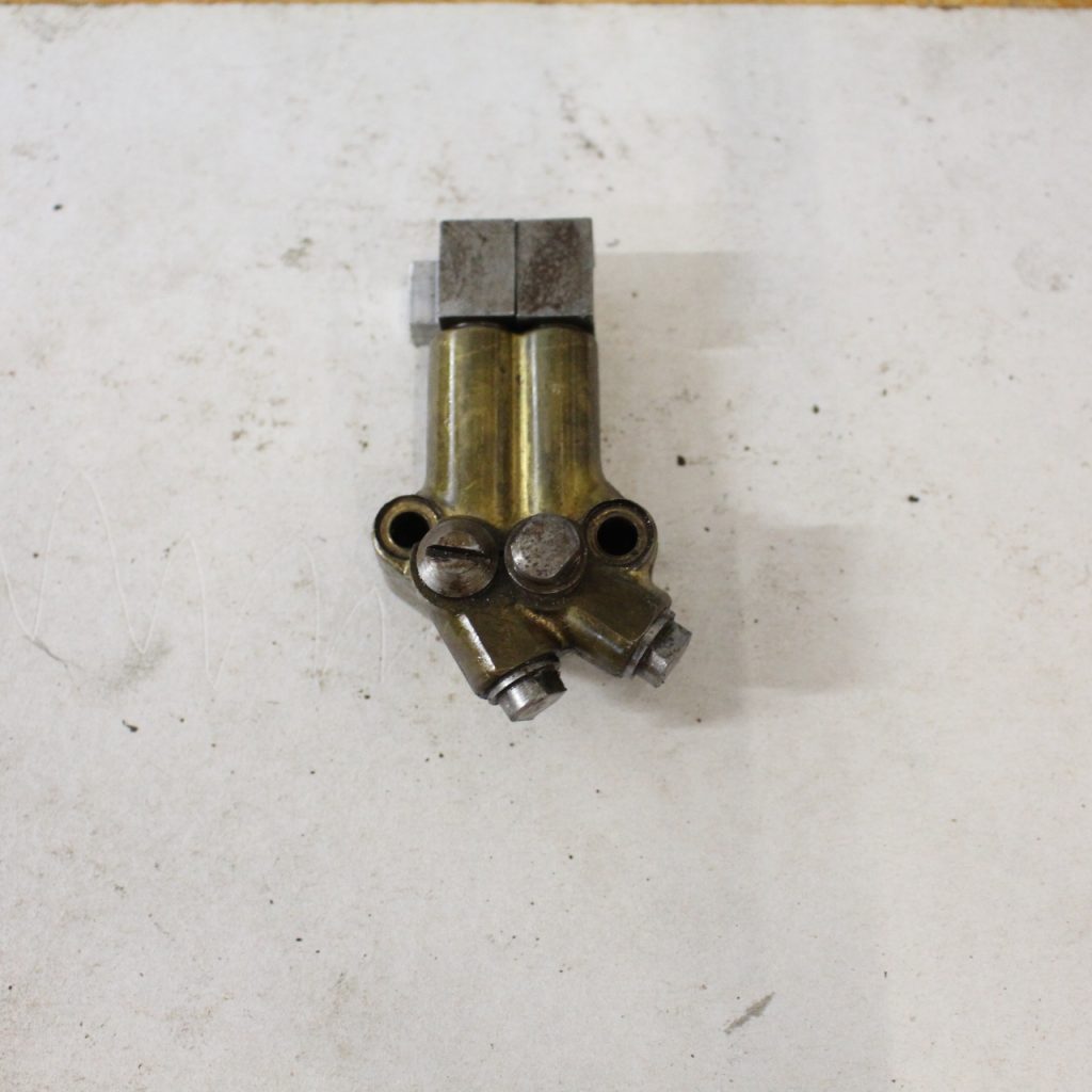 IMG_3261 Triumph T140 oliepomp 71-7317 / Triumph oil pump 71-7317 - Afbeelding 1
